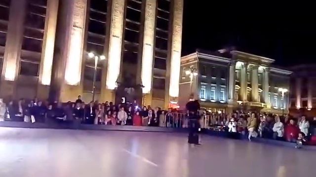 Возле Государственной думы москвичи и гости столицы празднуют день города и 870-и летние г.Москвы смотреть онлайн