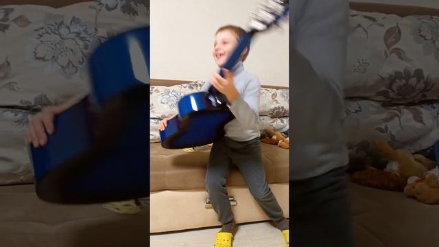 После 2х месяцев обучения в музыкальной школе у Филиппа появляется собственная гитара / 2022 смотреть онлайн