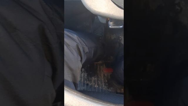 авто урок( правильное расположение ног,на педали управления автомобилем) смотреть онлайн