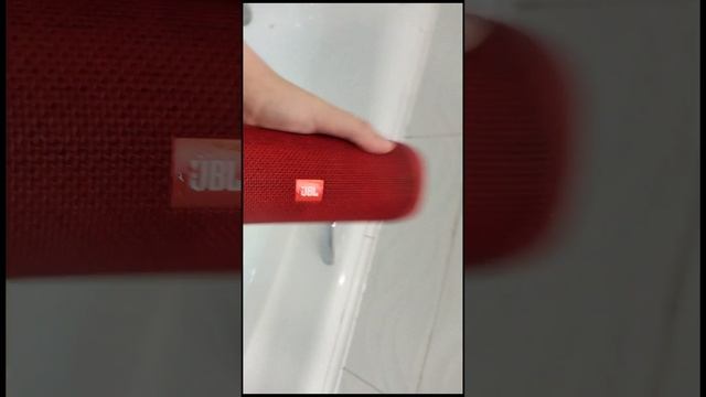 (проверяем колонку jbl flip 5 на водонепроницаемость с басами) смотреть онлайн