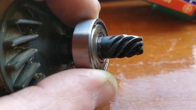 Замена подшипника своими руками . Шлифмашина " ФИОЛЕНТ МШЛ2-76Э ". 1-й ремонт за 14 лет ! смотреть онлайн