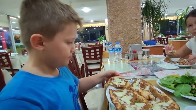 #влог ?УЖИН В ТУРЕЦКОМ КАФЕ СЕМЬЁЙ! ОГРОМНЫЕ ПОРЦИИ! смотреть онлайн