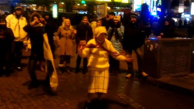Веселая бабка танцует на майдане смотреть онлайн