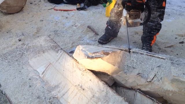 Выпиливает фигуру из дерева смотреть онлайн