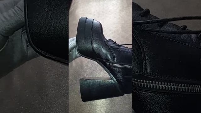 Модная обувь 2022/23 - ботинки черного цвета из натуральной кожи на платформе с блочными каблуками. смотреть онлайн