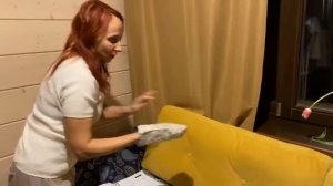 Как за минутку отчистить шариковую ручку, краску и другие загрязнения с дивана