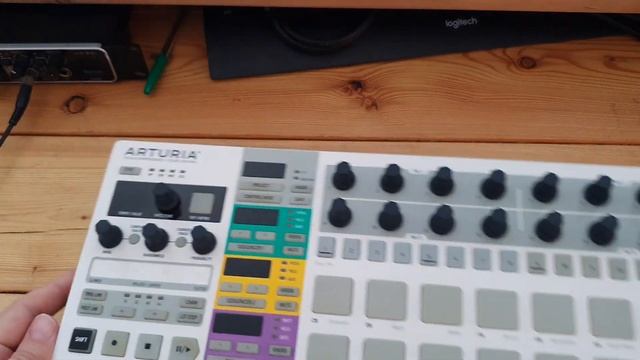 Arturia Beatstep Pro распаковка и первые впечатления смотреть онлайн