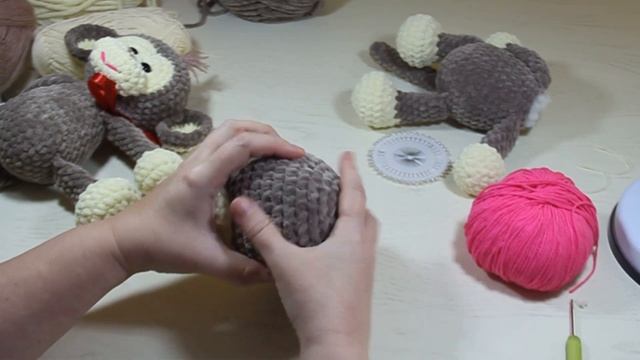 ВЯЗАНАЯ ОБЕЗЬЯНКА. ЧАСТЬ 2. Мастер-класс вязаной игрушки. KNITTED MONKEY. Master class. Part 2 смотреть онлайн