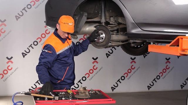 How to change rear wheel bearing TOYOTA СOROLLA E150 SaloonTUTORIAL | AUTODOC смотреть онлайн