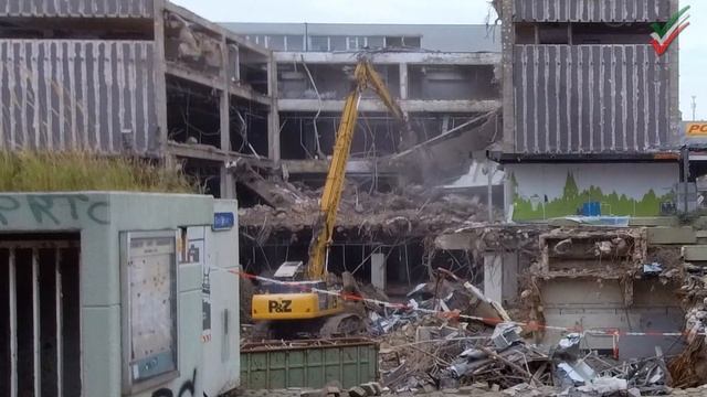 [Two demolition excavators in action] Long-front excavator nibbles - Karstadt demolition in Iserloh смотреть онлайн