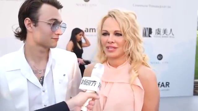 Pamela Anderson: Julian Assange 'wont survive' extradition смотреть онлайн