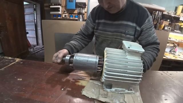 Асинхронный мотор с намоткой змейка в режиме генератора, нюансы в поклейке магнитов, и тесты. смотреть онлайн