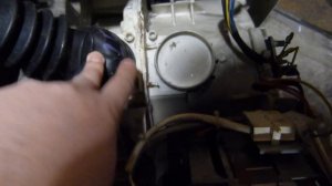 Как вынуть посторонний предмет из бака стиральной машины своими руками