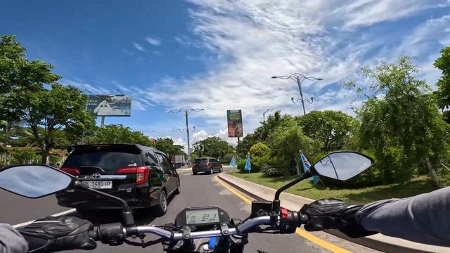 More Bali traffic zoomin - Ngurah Rai Bypass and Sunset Road (Yamaha MT-25) смотреть онлайн