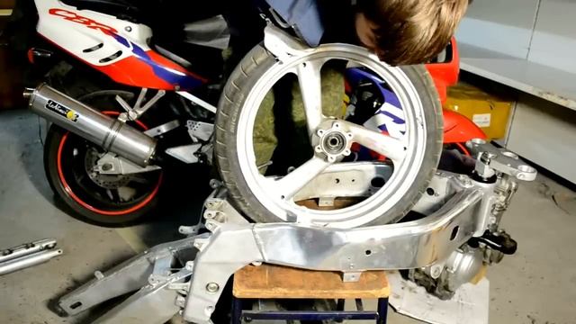 Восстановление YAMAHA FZR250R. Начало сборки и состояние ходовой. смотреть онлайн