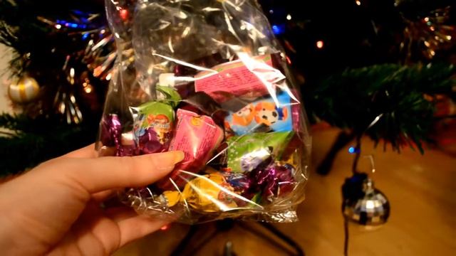 Вложик: а елочку собрали и нарядили + первый подарок от Дед Мороза !!!: )) смотреть онлайн