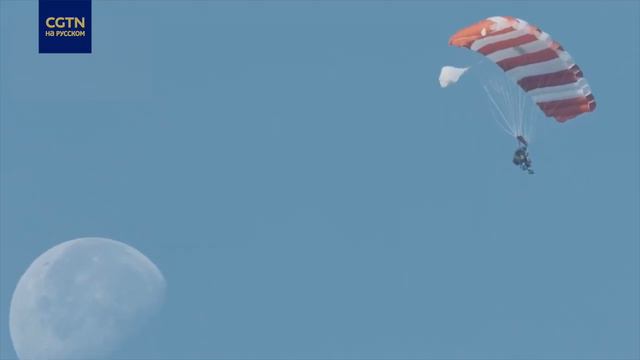 Прыжок с парашютом десантника НОАК на фоне Луны смотреть онлайн
