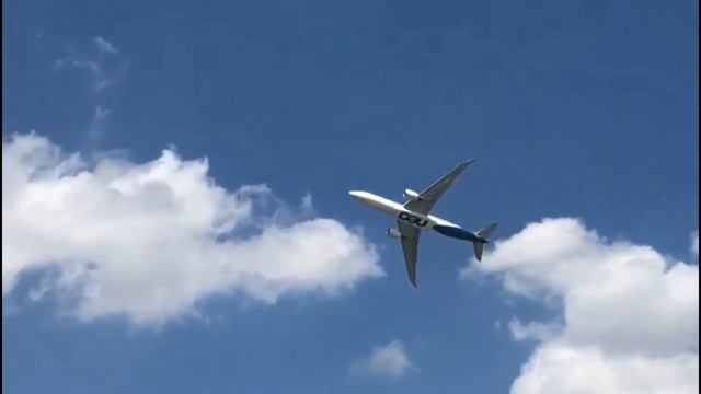 Авиа-шоу International Paris Air Show. Париж, Франция смотреть онлайн