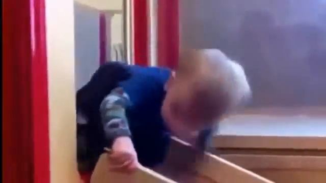 Ребенок катается с детской горки! смотреть онлайн