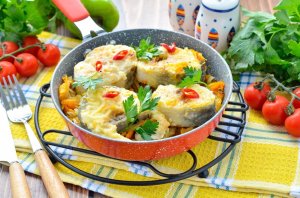 КАК ПРИГОТОВИТЬ ХЕК С ЛУКОМ И МОРКОВЬЮ НА СКОВОРОДЕ ЖАРЕНЫЙ