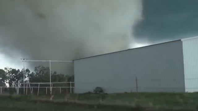 Мощный смерч засняли вблизи смотреть онлайн