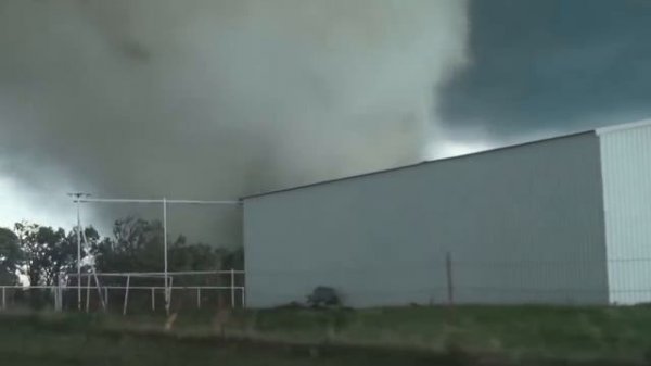 Мощный смерч засняли вблизи