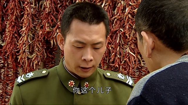 兵王小隊陷入敵軍包圍圈，隊長下令突破重圍，不料兵王被擊斃死亡！ ！ ！ смотреть онлайн