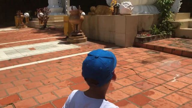 Смотрим с горы та ку во Вьетнаме на город Фантьет смотреть онлайн