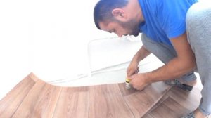 Как вырезать линолеум под трубы. Как стелить линолеум правильно.как стелить линолеум