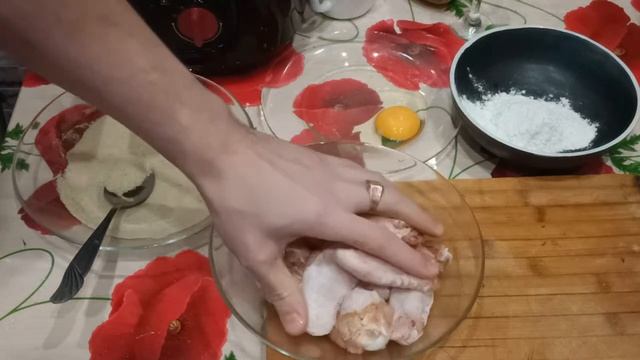 Как приготовить куриные крылышки во Фритюре | фритюрнице с панировочными сухарями яйцом и муке смотреть онлайн