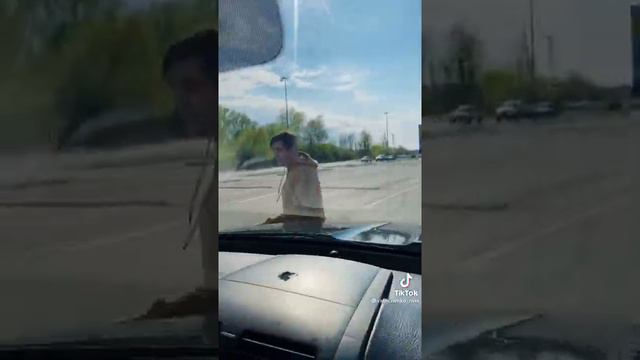 Макс Ващенко пукнул в машине Кирилла а там оказалось сидела Вика [угар 🤣] смотреть онлайн