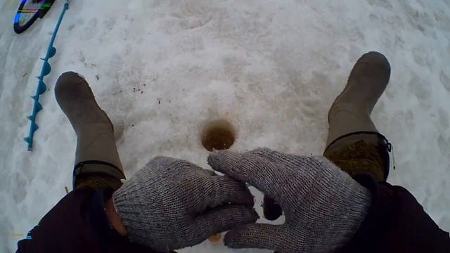 Клюёт вся рыба на зимней рыбалке добавив её в лунку!! Ловля плотвы на мормышку смотреть онлайн