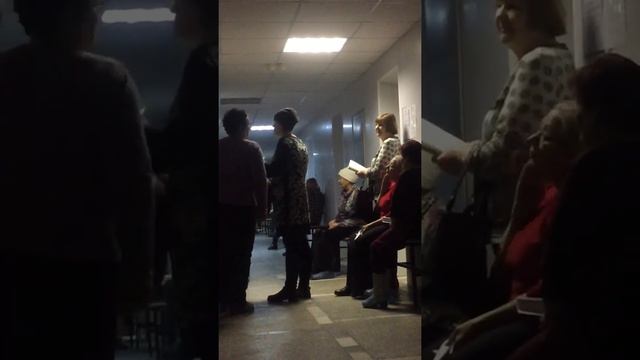 Бабки в поликлинике »митингуют» смотреть онлайн