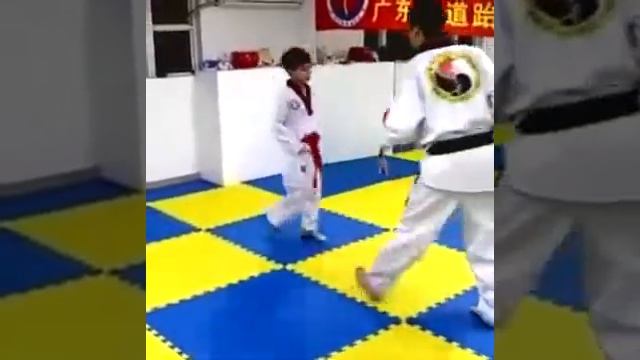 Мой внук на тренировке тхэквондо в Гуанчжоу смотреть онлайн