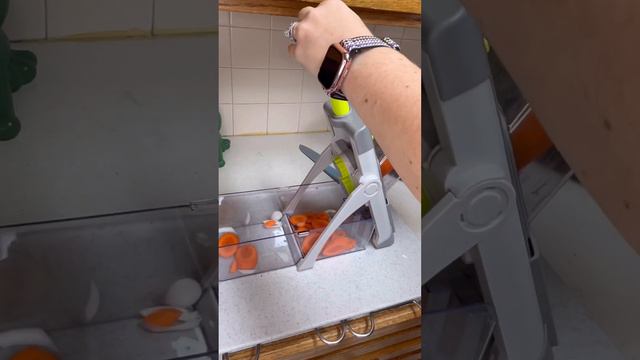 Be a meal prep master with the Pampered Chef Rapid Prep Mandolin! Slice, dice, and chop in less tim смотреть онлайн