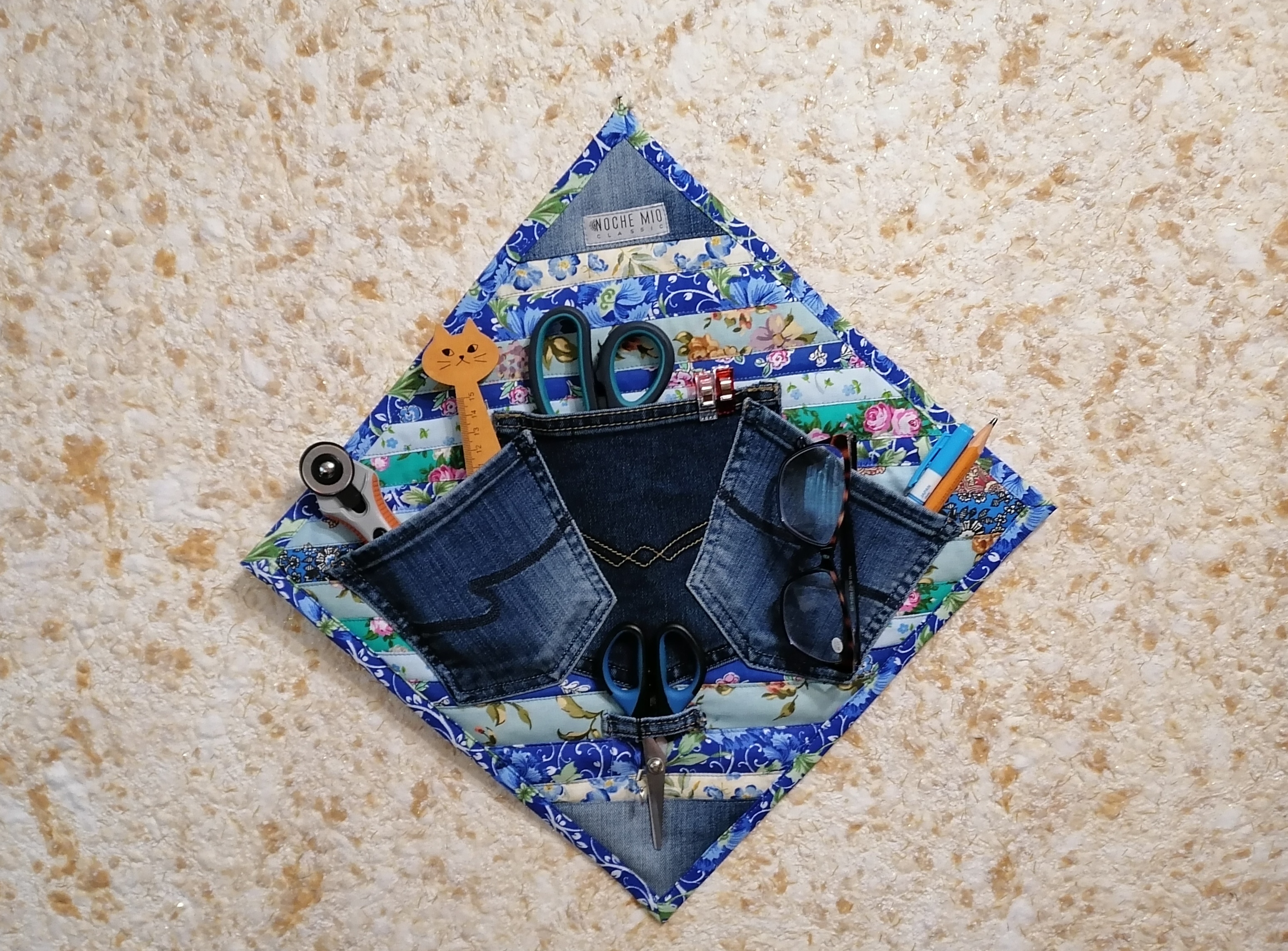 Панно-органайзер из карманов от старых джинсов. смотреть онлайн