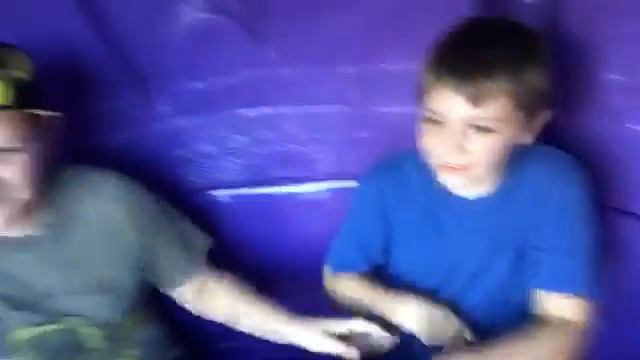 Spinning around and round.. смотреть онлайн