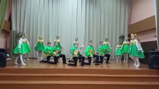Танцевальный коллектив "Радуга". ГУО "Гимназия г.Добруша". Танец "Балалайка" смотреть онлайн