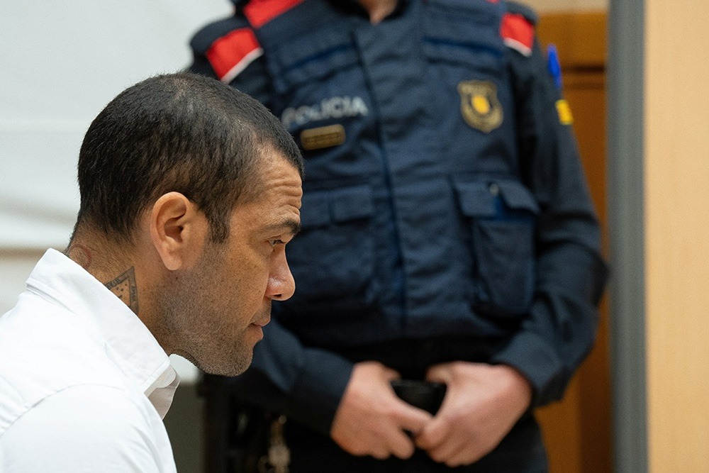 Дани Алвес признан осужден на 4,5 года смотреть онлайн