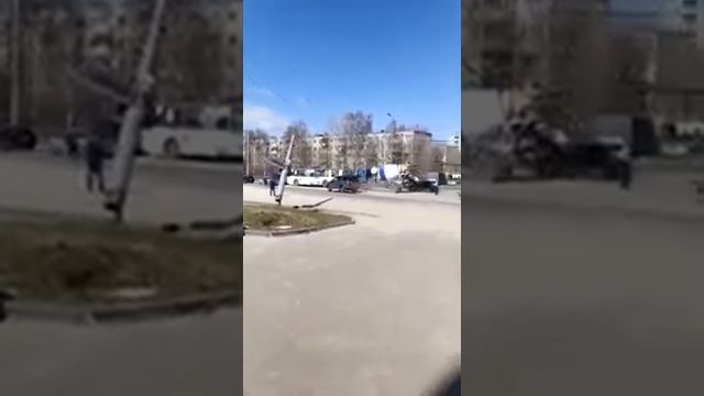 В Рязани на бетономешалку упал столб с троллейбусными проводами смотреть онлайн