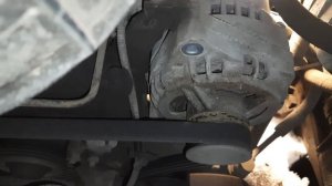 Почему лампа зарядки гаснет на больших оборотах.