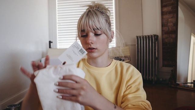 MOVING INTO MY *FIRST* APARTMENT AT 18! смотреть онлайн