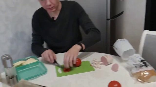 Быстрые вкусные гренки с колбасой, помидором и сыром! Руки не для скуки! Горячие бутерброды. смотреть онлайн