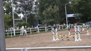 Соревнования по конкуру . Дети на лошадях преодолевают препятствия.