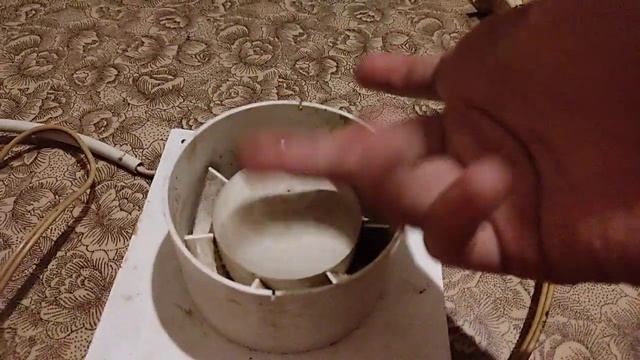 Обзор вытяжного вентилятора (производитель и модель не известны).