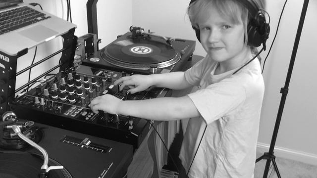 DJ Laia Simpson - One to watch? :D смотреть онлайн