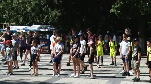 В Армавире участниками легкоатлетического забега в честь Дня России стали 200 ребят смотреть онлайн