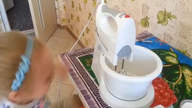 ДЕТСКИЕ ОЛАДУШКИ. СТЕФАНИЯ ГОТОВИТ ОЛАДЬИ ВМЕСТЕ С МАМОЙ.ПРИНЦЕССА СТЕФАНИЯ смотреть онлайн