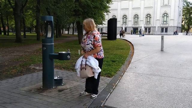 Рига. Необычный источник питьевой воды на Эспланаде смотреть онлайн