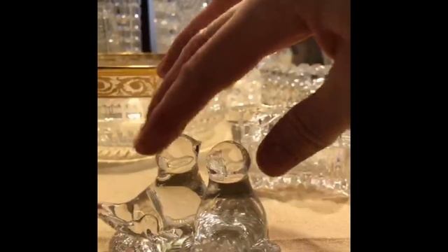 Коллекция хрусталя, красивые вазочки и конечно же красавец мужчина ? смотреть онлайн